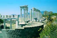 Pergamon Trkiyenin en ok ilgi gren ren yerlerinden biridir. Kentiin Akrapol, btn ovaya hakim bir tepe zerinde kurulmu.