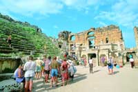 Hierapolis antik kent kalntlar iinde en salam konumda olan amfitiyatrodur.