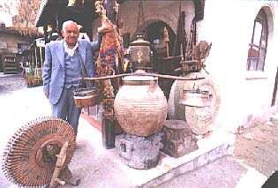Ahmet Ynemli, antikalar arasnda bir mr geirdi.